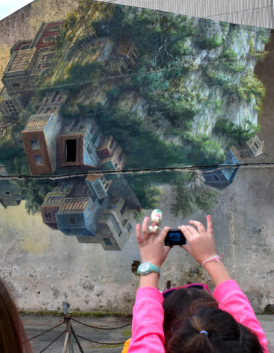 Elementary students of CEIP Bergantiños during their visit to the walls