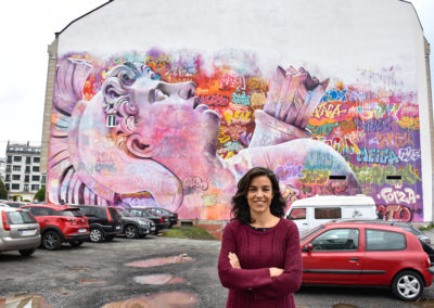 Rosalía Fernández Rial delante del mural de Pichiavo